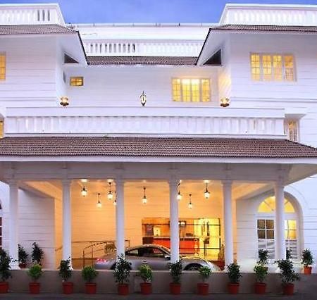 Hotel Luciya Palace Thrissur Exteriör bild