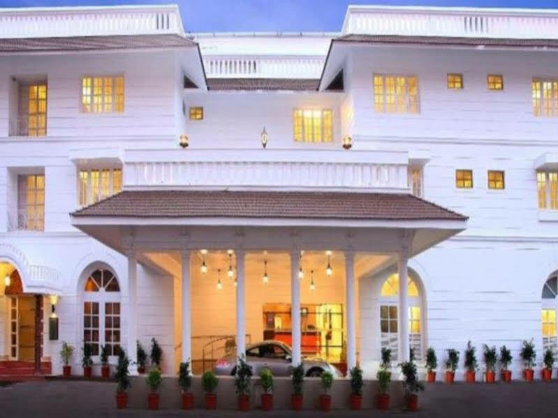 Hotel Luciya Palace Thrissur Exteriör bild